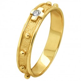 złoty pierścionek różaniec z cyrkonią w środku krzyża