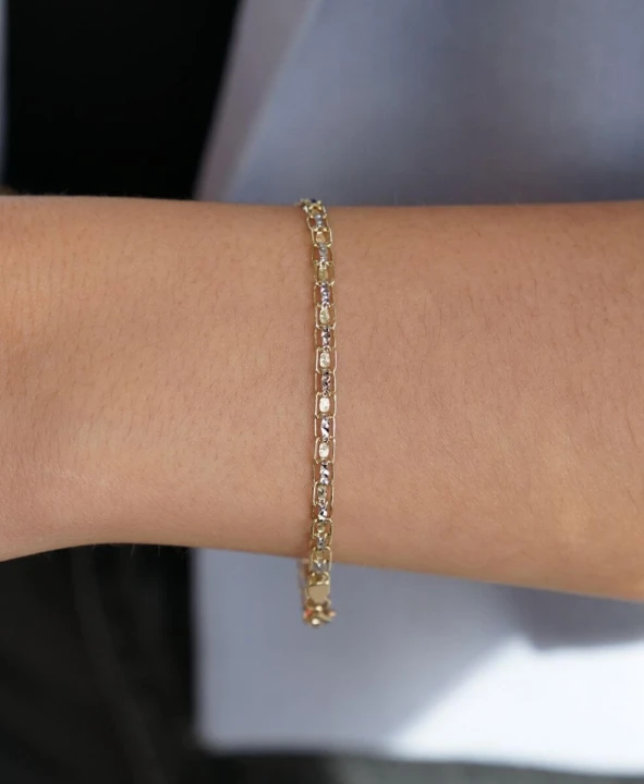 Płaska bransoletka zegarkowa diamentowana pr. 585